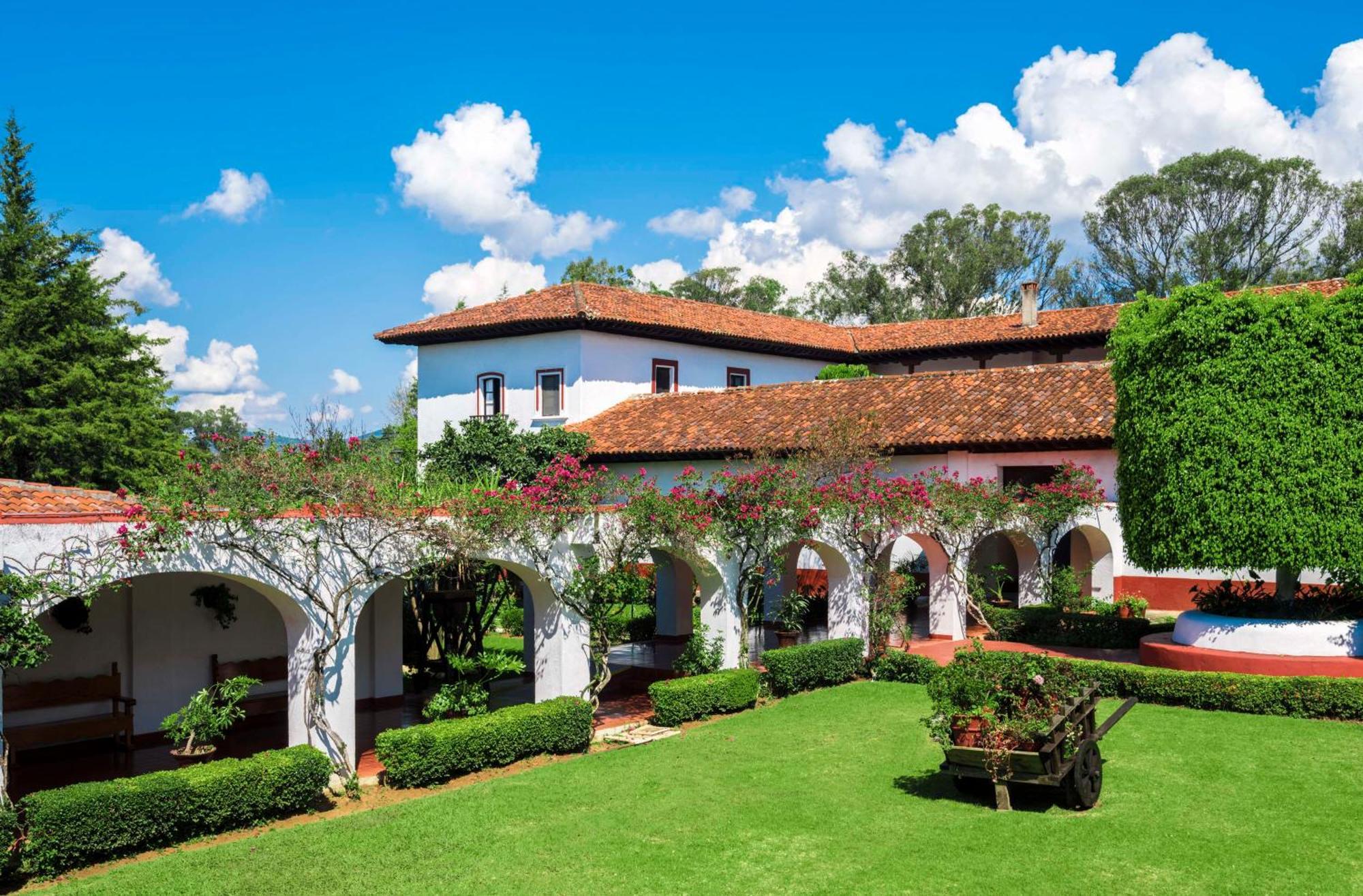 Best Western Plus Posada De Don Vasco Pátzcuaro Exteriör bild The Hacienda Santa Barbara
