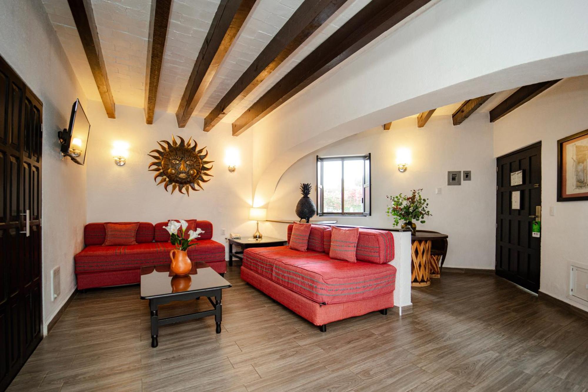 Best Western Plus Posada De Don Vasco Pátzcuaro Exteriör bild The living room of a typical apartment