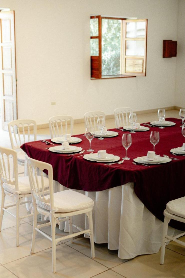 Best Western Plus Posada De Don Vasco Pátzcuaro Exteriör bild A table set for a meal