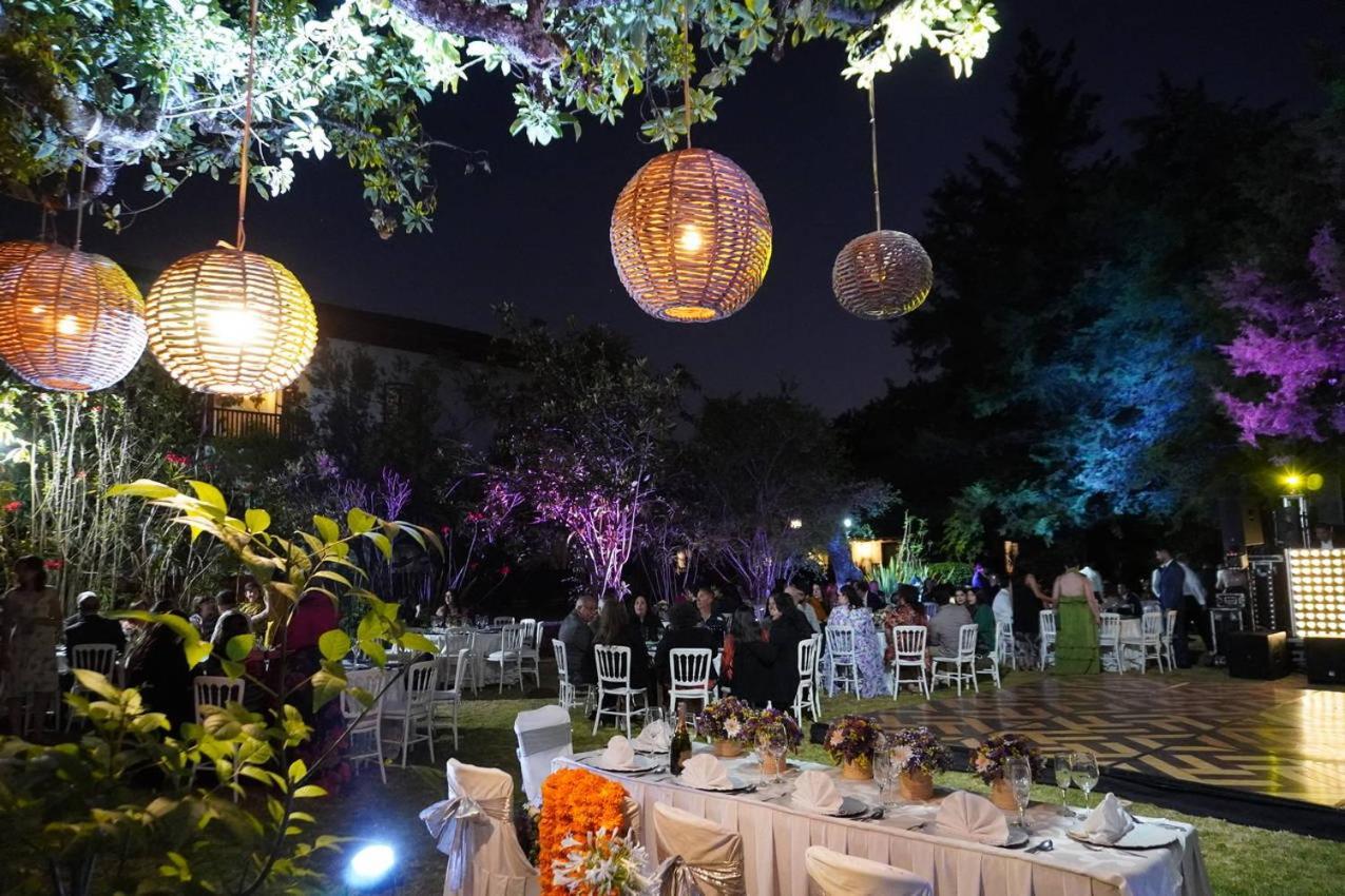 Best Western Plus Posada De Don Vasco Pátzcuaro Exteriör bild A wedding reception at the garden of the hotel