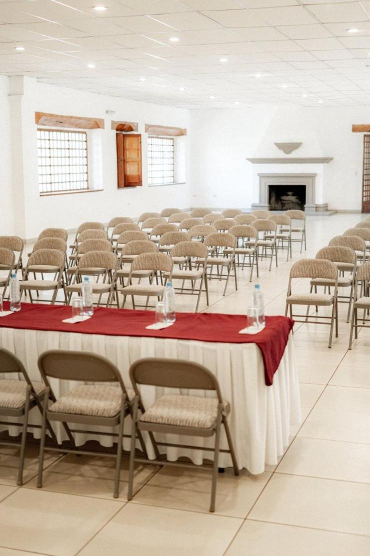 Best Western Plus Posada De Don Vasco Pátzcuaro Exteriör bild The interior of the conference hall