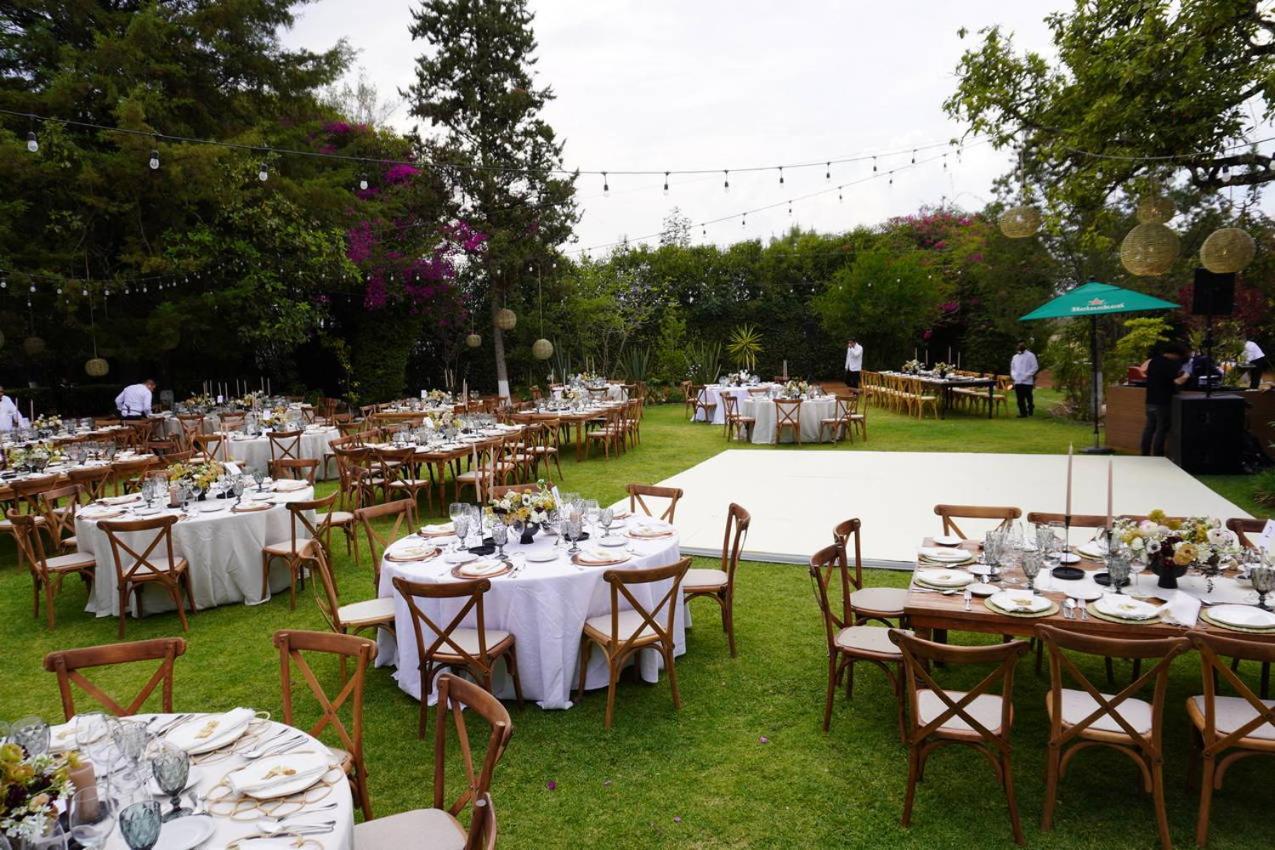 Best Western Plus Posada De Don Vasco Pátzcuaro Exteriör bild A wedding reception at the garden of the Quinta de Olivella