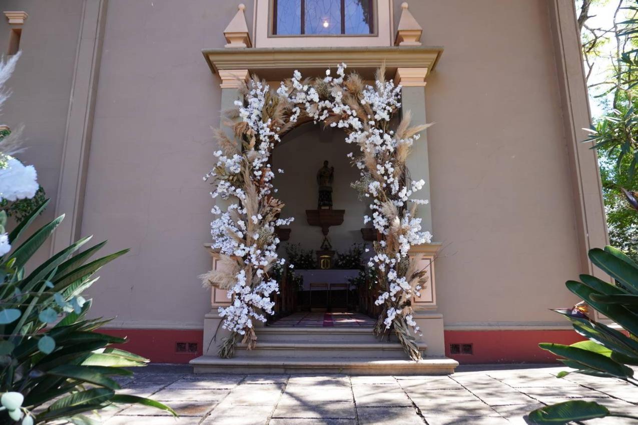 Best Western Plus Posada De Don Vasco Pátzcuaro Exteriör bild The entrance to the church